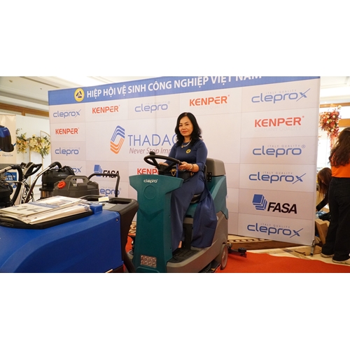 Máy chà sàn công nghiệp ngồi lái CLEPRO C100B (Dùng ắc quy) 3